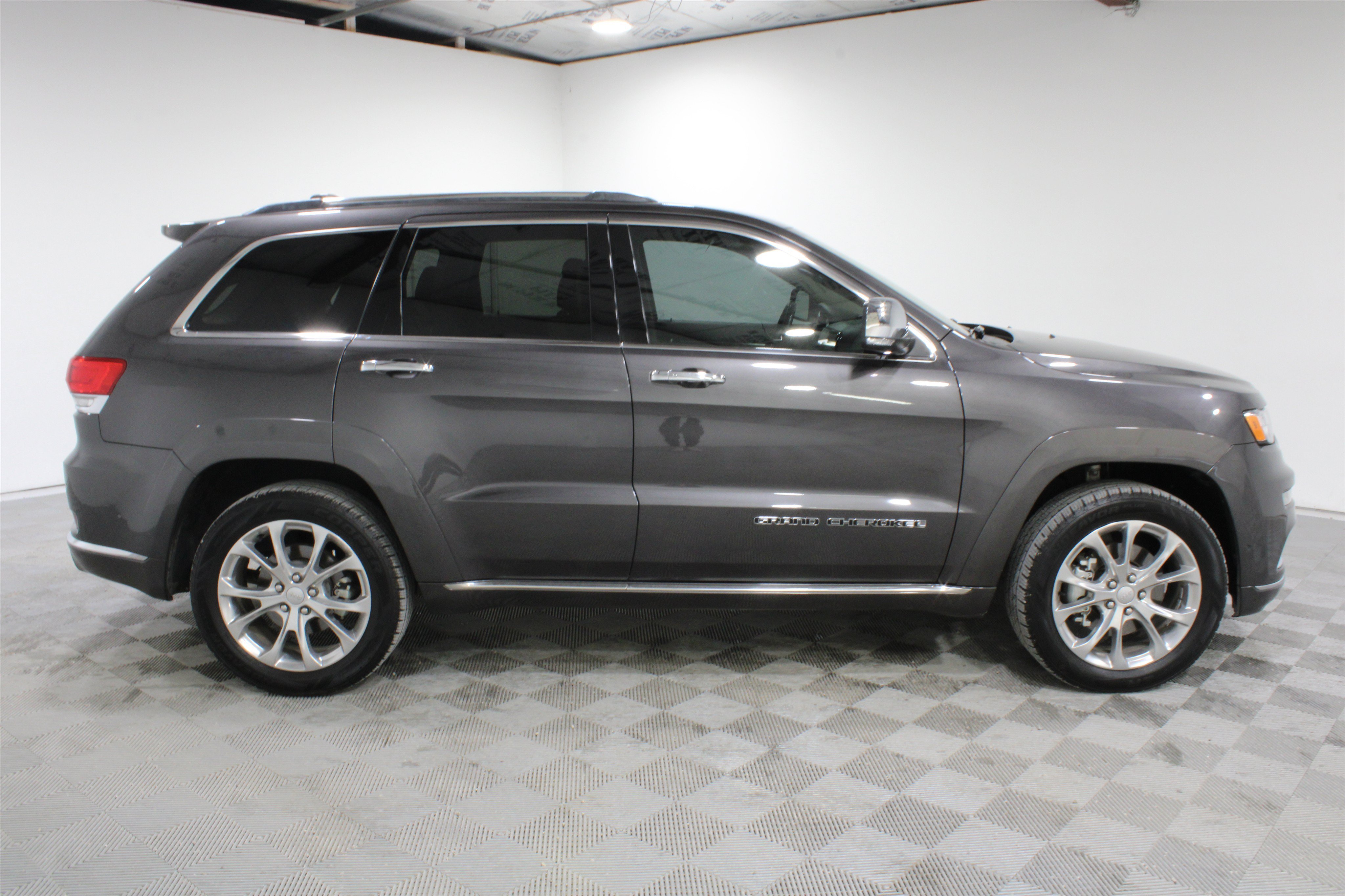 Used 2021 Granite Crystal Metallic Clearcoat Jeep Summit image 27