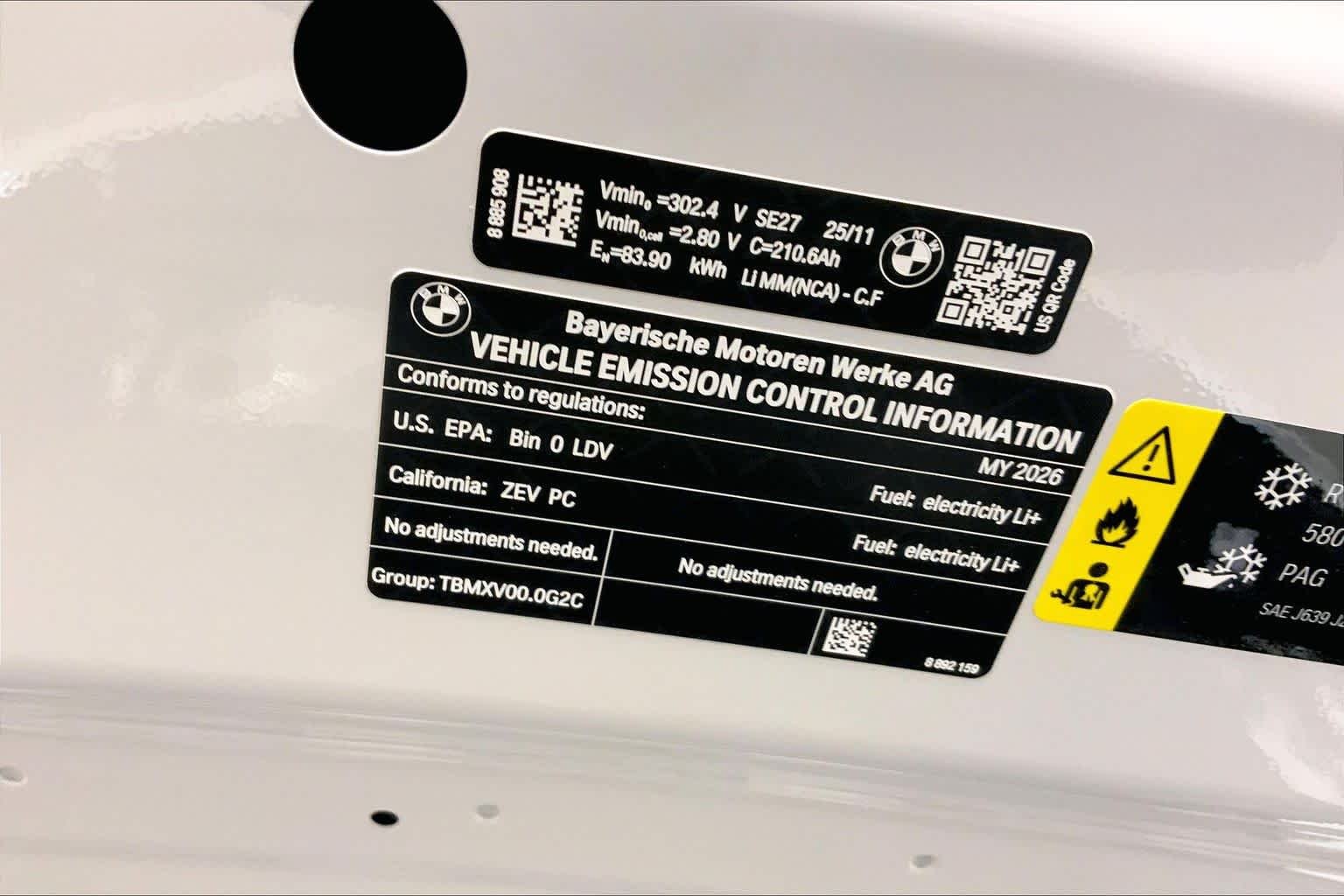 New 2026 Mineral White Metallic BMW xDrive40 image 17