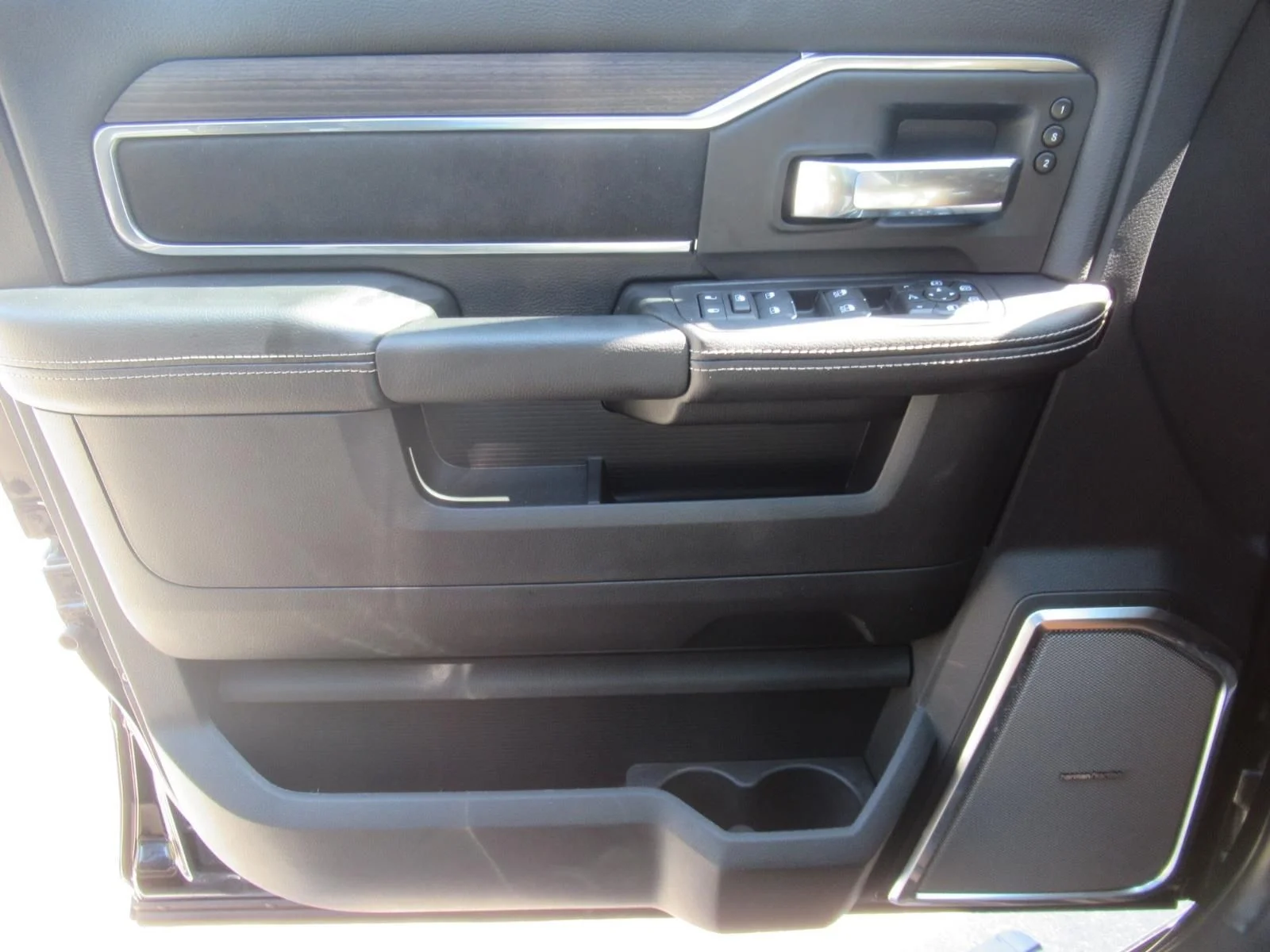 New 2027 Diamond Black Crystal Pearlcoat RAM Laramie image 25