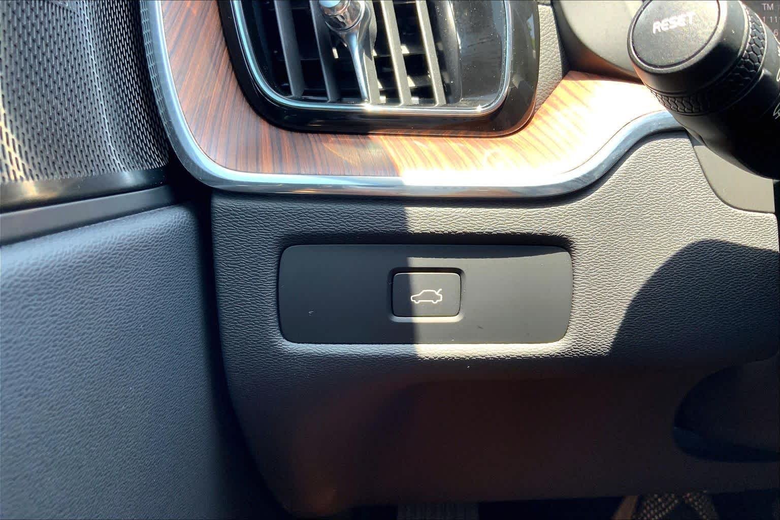 Used 2023 Crystal White Metallic Volvo Ultimate Dark Theme image 34