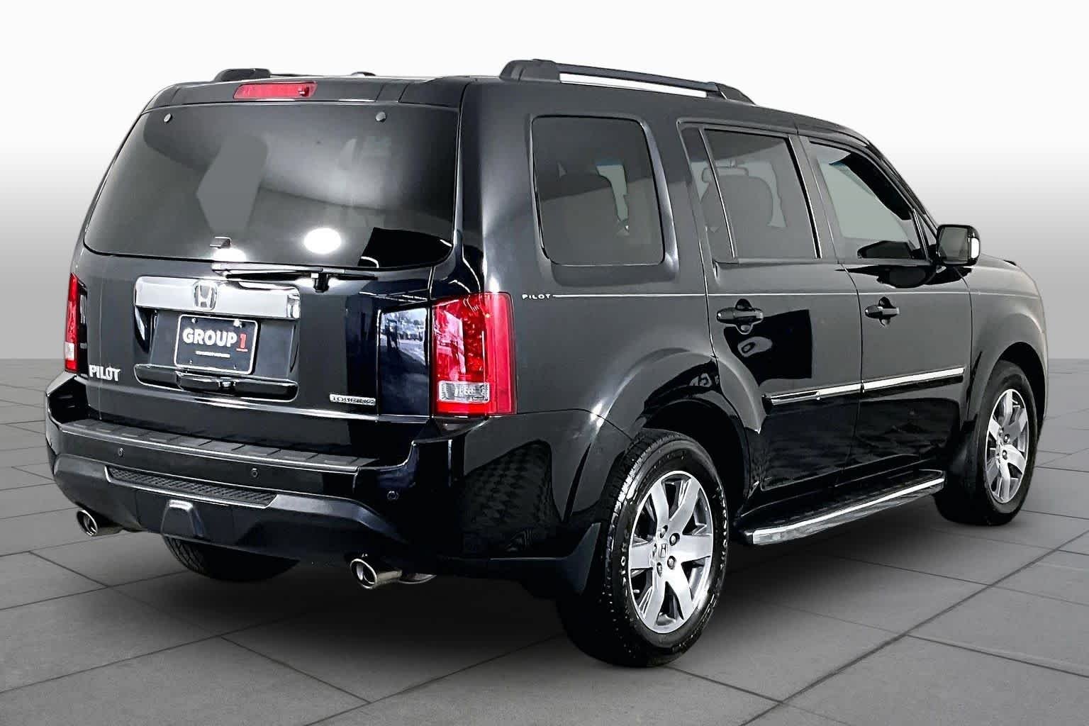 Used 2015 Crystal Black Pearl Honda Touring image 12