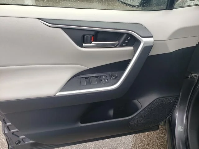 Used 2019 Gray Toyota XLE Premium image 11