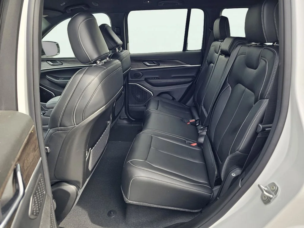 New 2026 Bright White Clear-Coat Exterior Paint Jeep Limited image 31