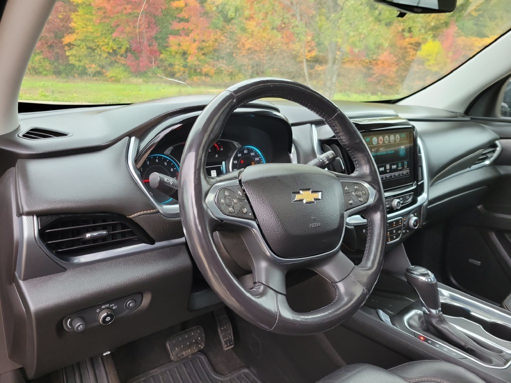 Used 2018 GRAPHITE METALLIC Chevrolet Premier image 23