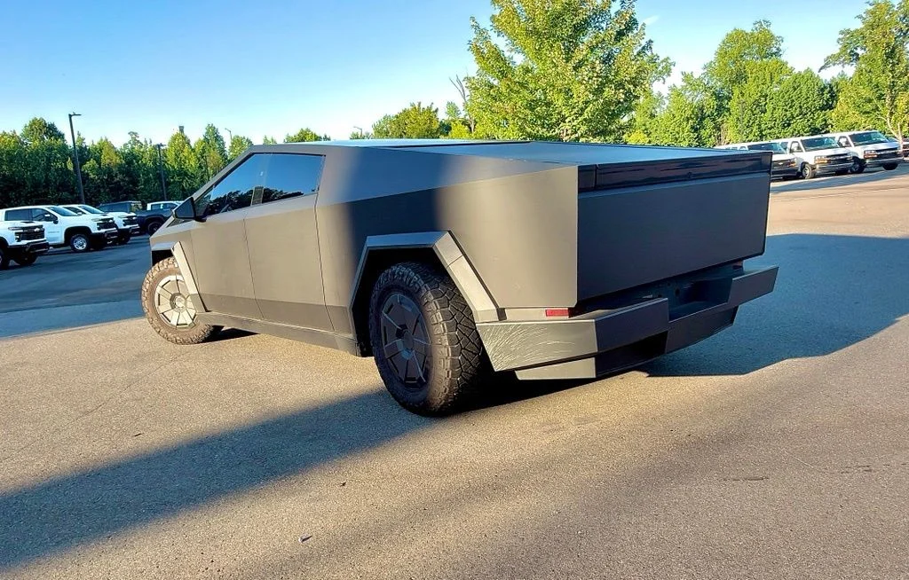 Used 2025  Tesla Base image 6