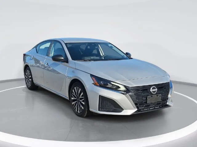Used 2025 Silver Nissan 2.5 SV image 1