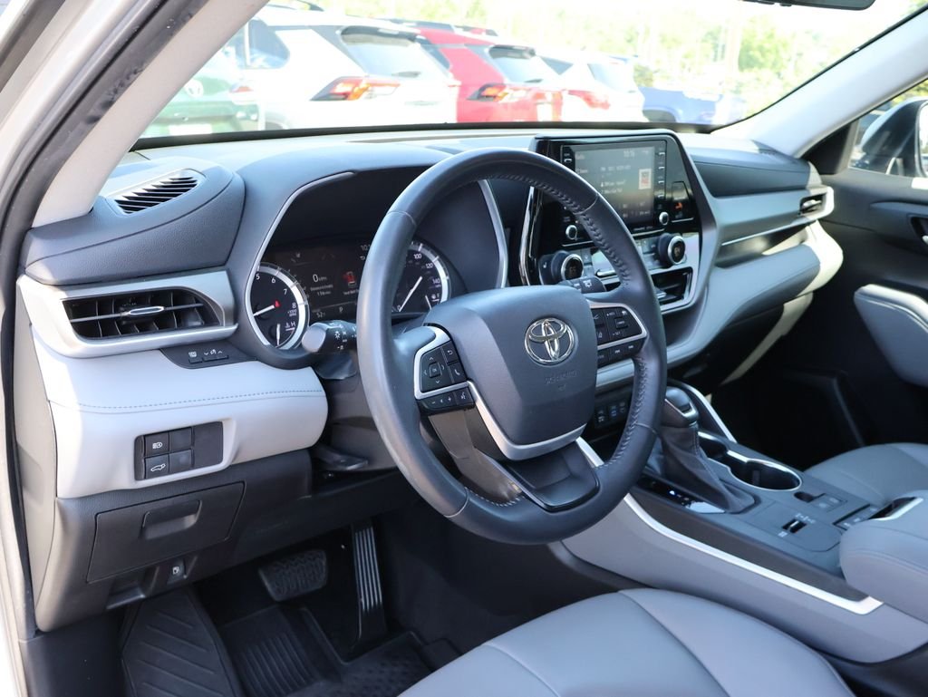 Used 2022 Silver Toyota XLE image 18