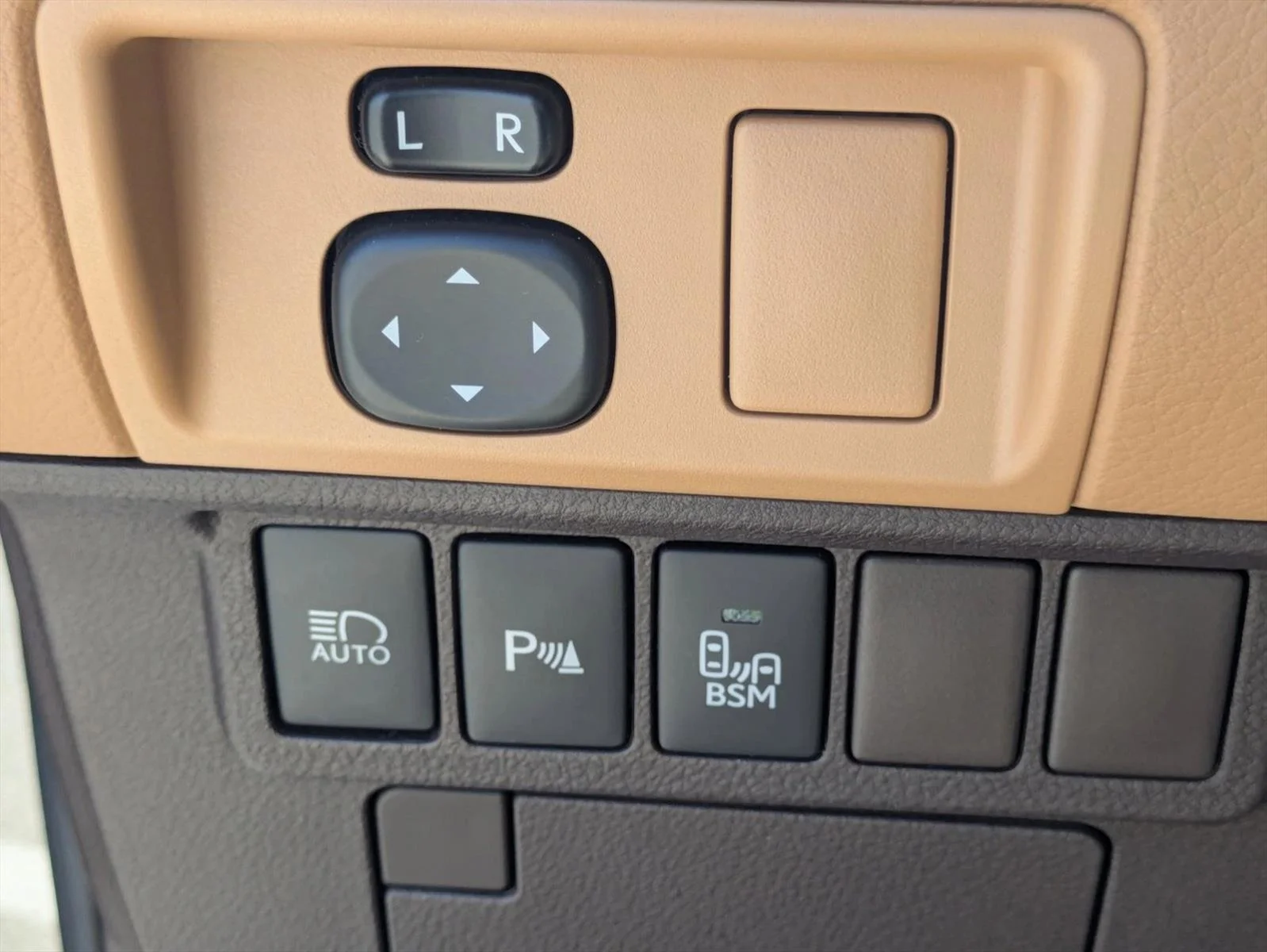 Used 2016 Silver Lexus Hybrid image 12