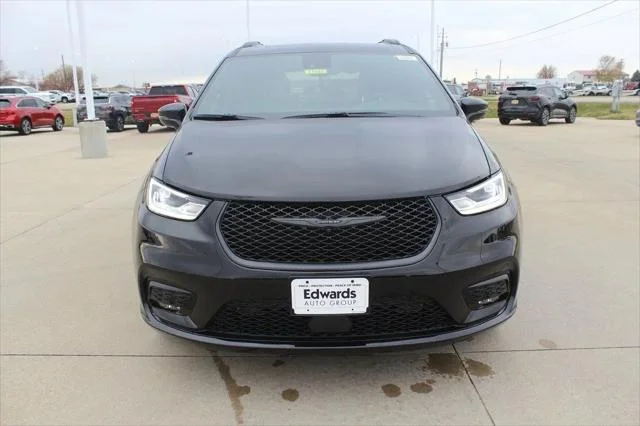 2026 Chrysler Pacifica Limited - Photo 8