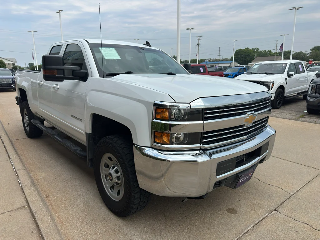 Used 2018 Summit White Chevrolet LT image 29