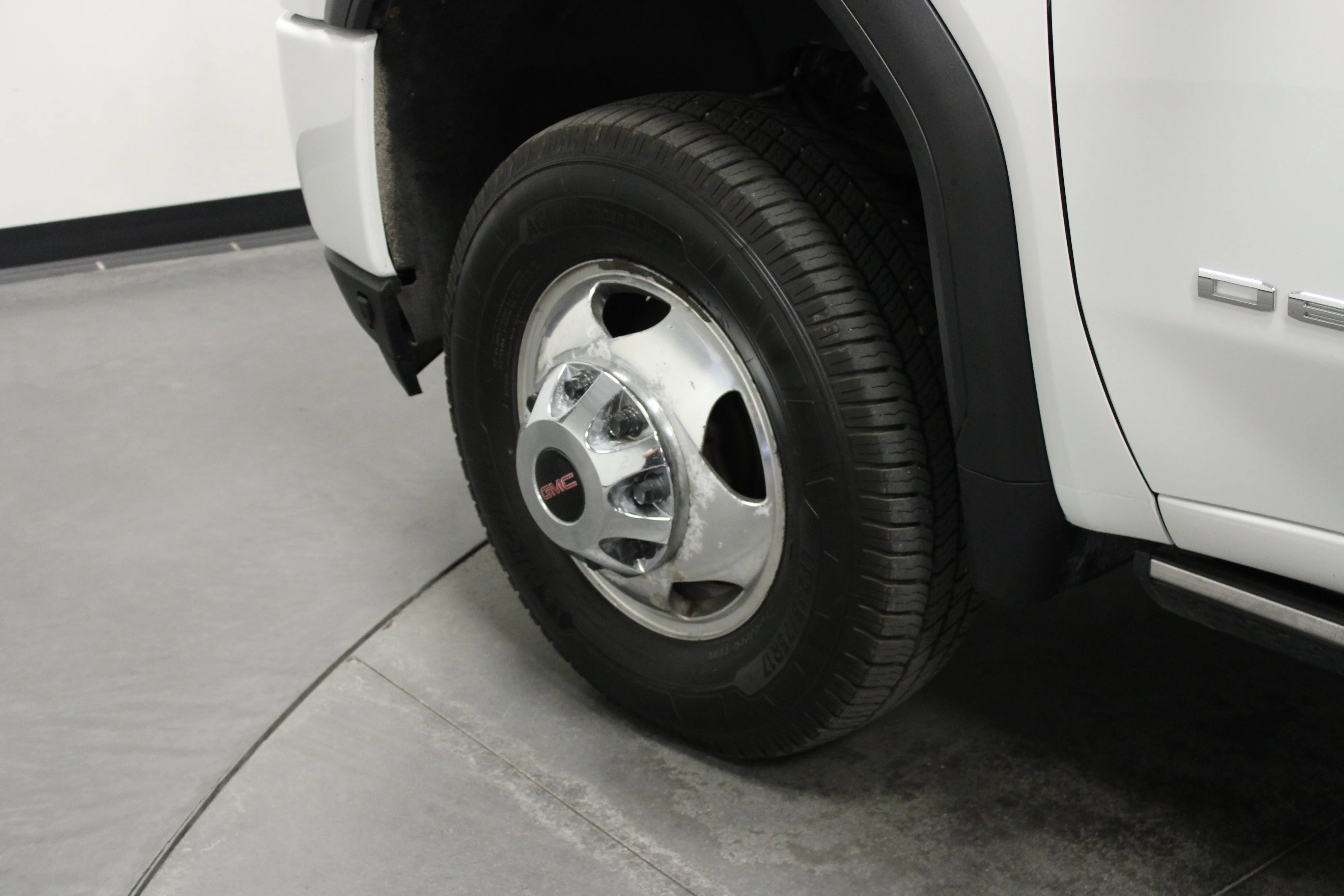 Used 2023 Summit White GMC Denali image 10