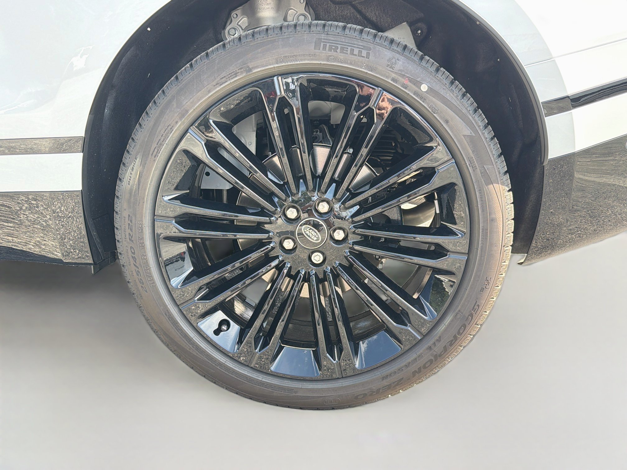New 2026 Fuji White LAND ROVER  image 42
