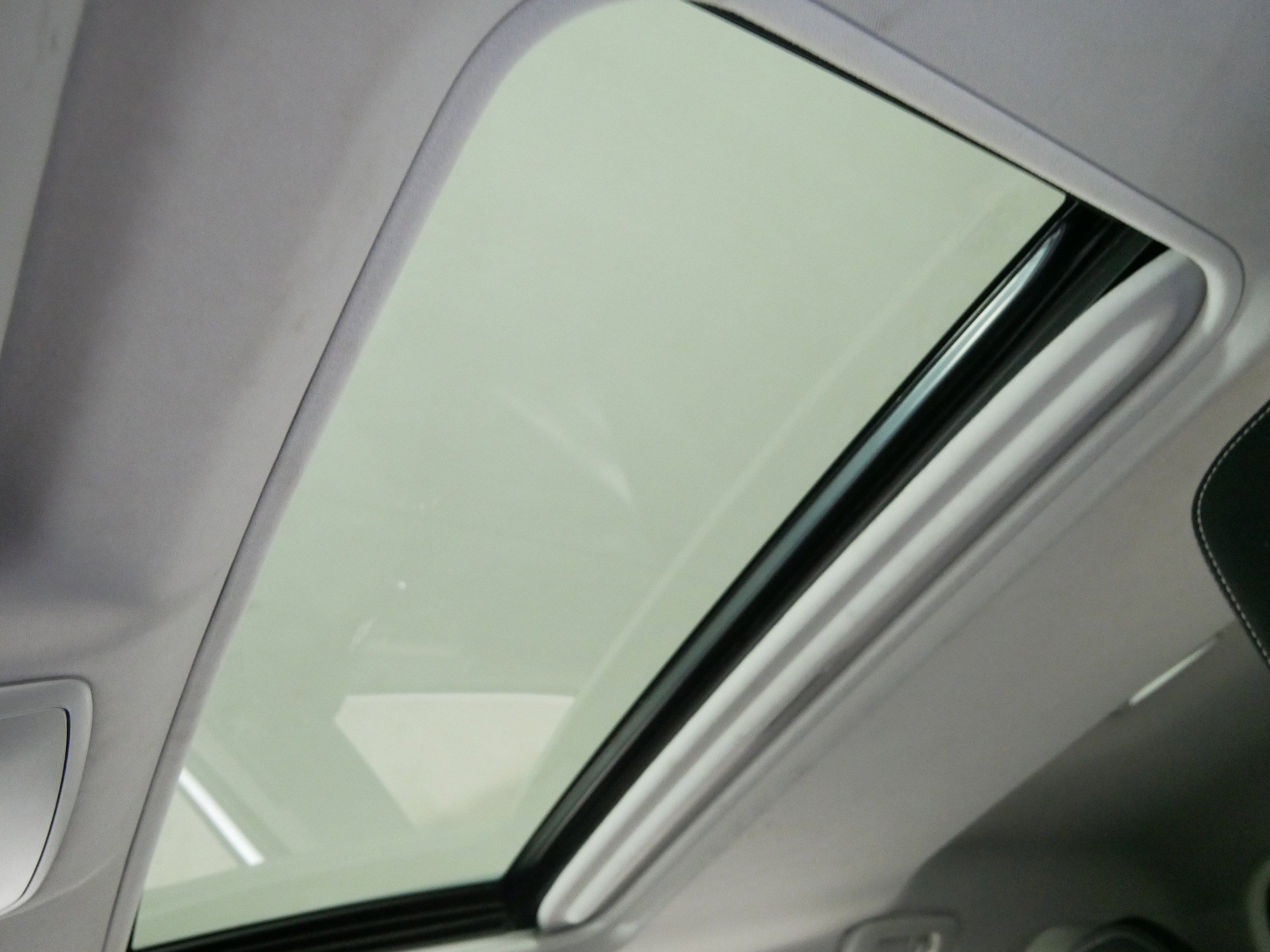 Used 2018 Super White Toyota XLE image 30