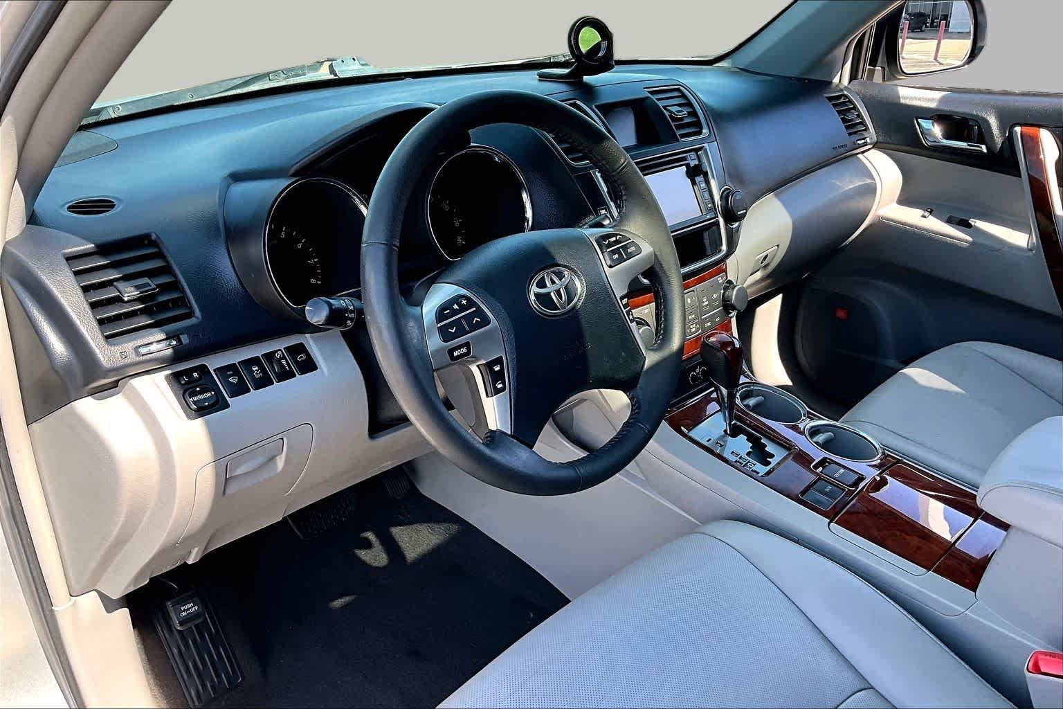 Used 2013 Classic Silver Metallic Toyota Limited image 16