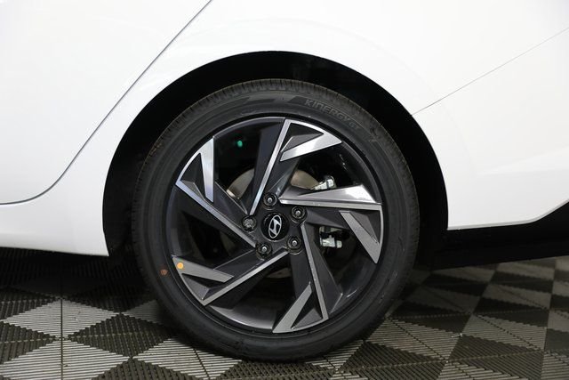 2025 Hyundai Elantra Limited - Photo 29