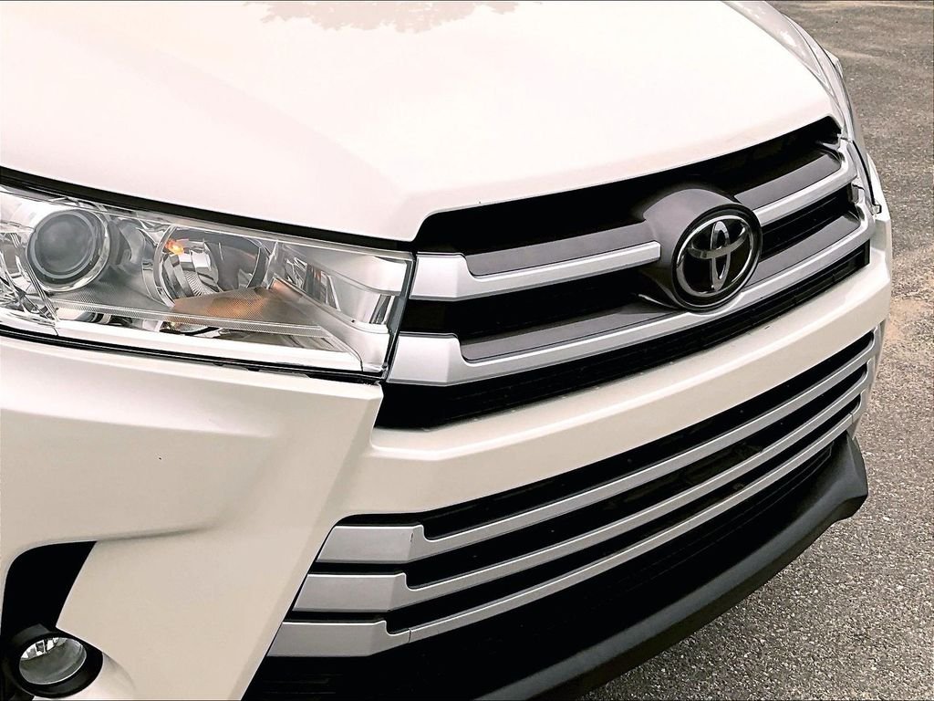 Used 2019 White Toyota XLE image 33