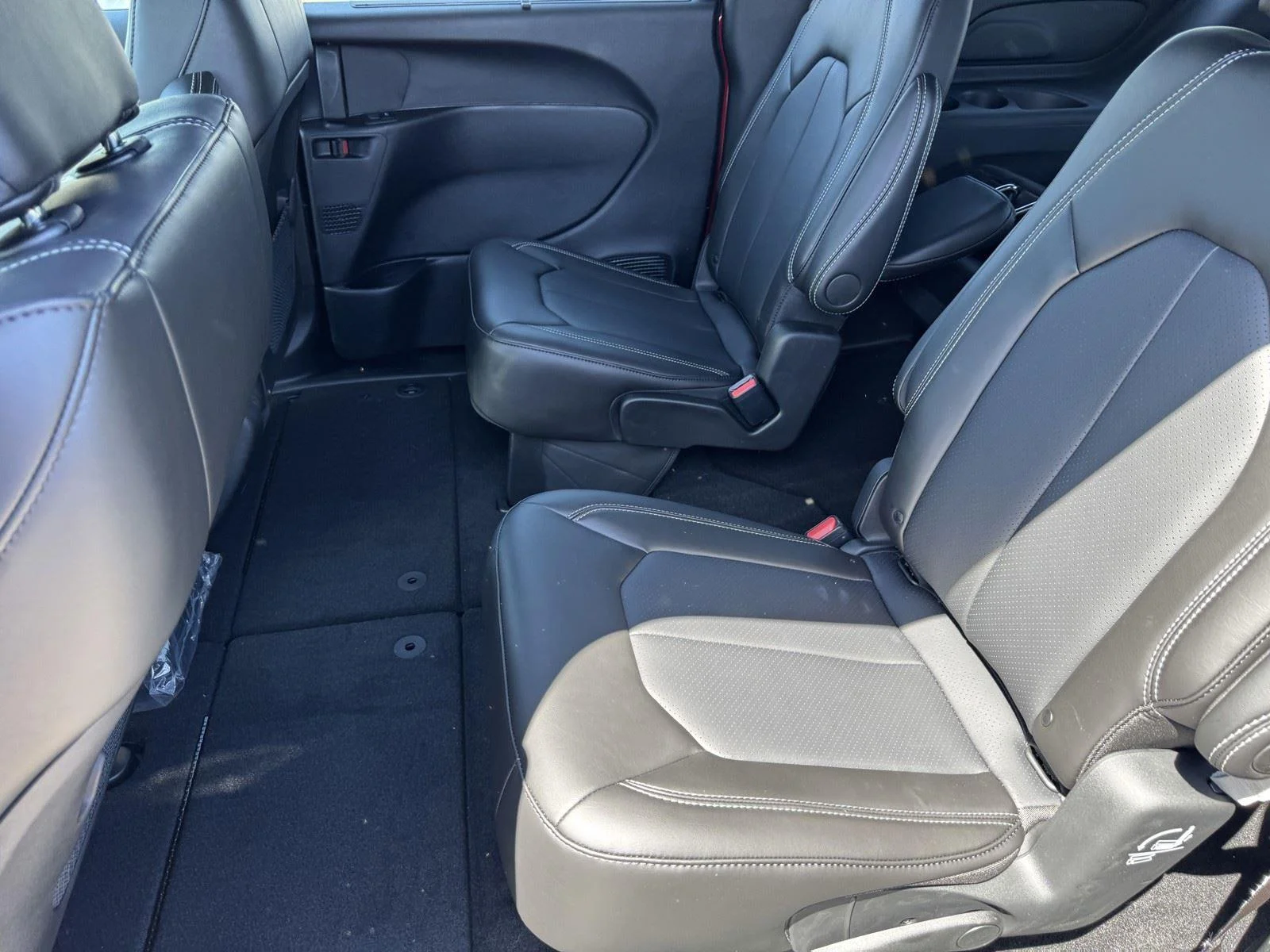 2025 Chrysler Voyager LX - Photo 11