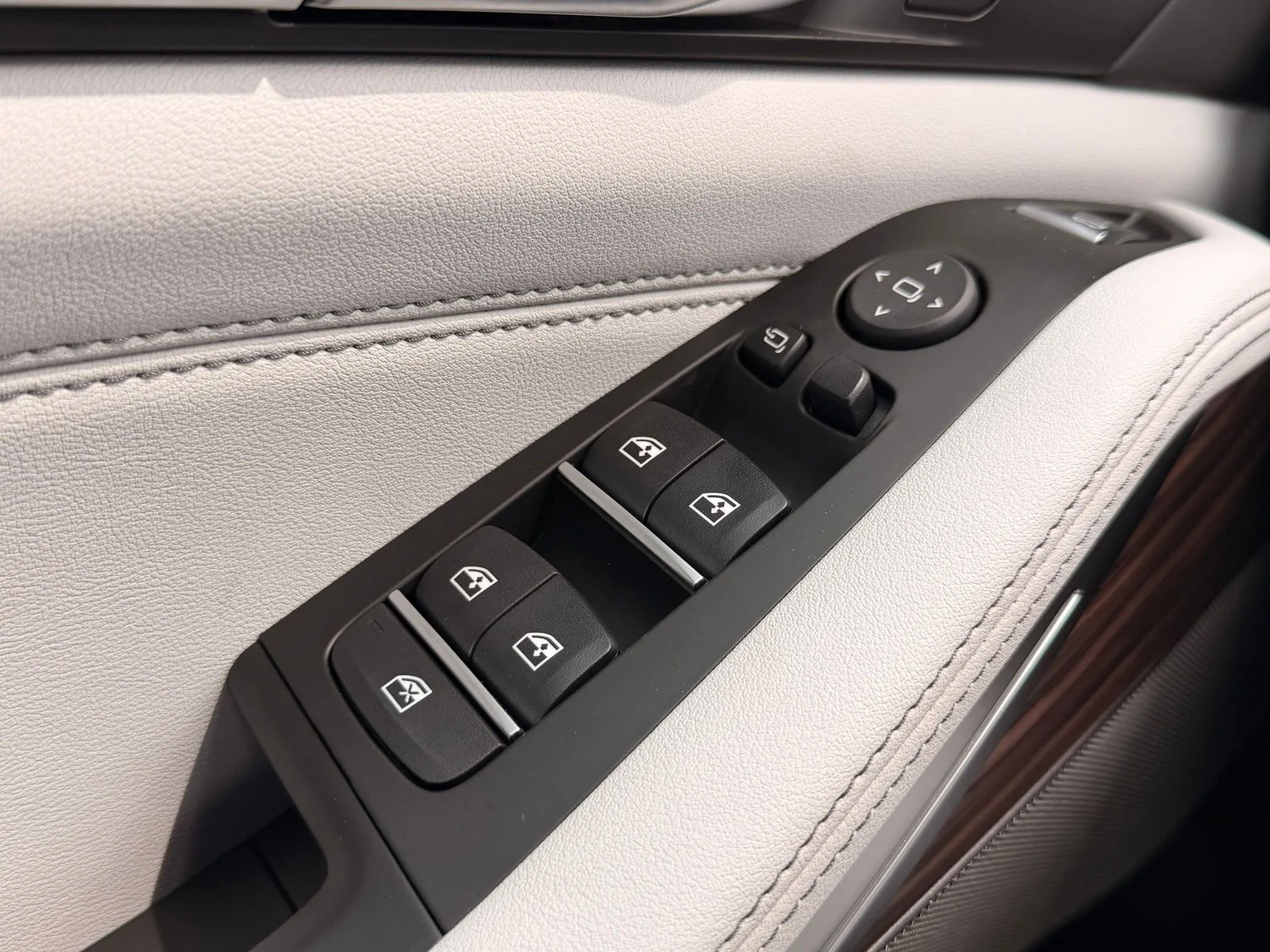 New 2026 Mineral White Metallic BMW xDrive40i image 23