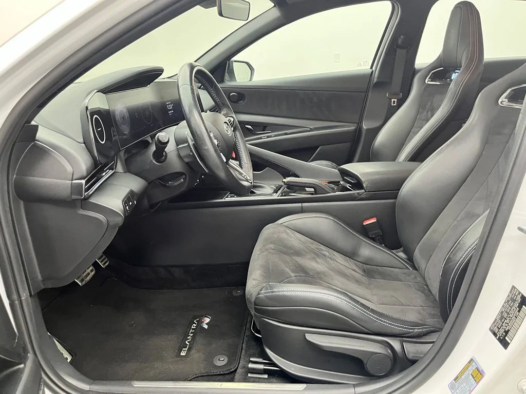 Used 2022 White Hyundai Base image 17