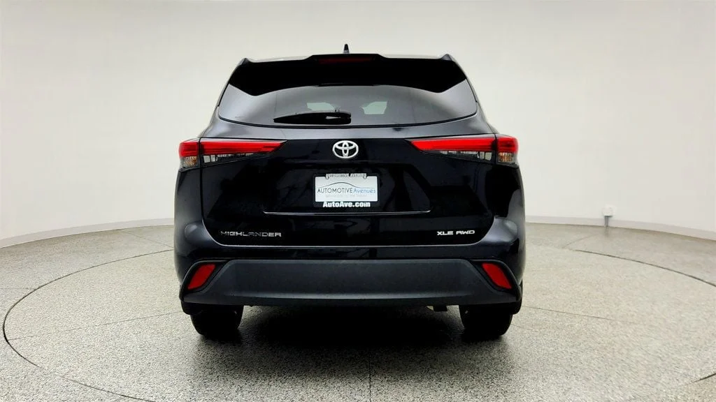 Used 2022 Midnight Black Metallic Toyota XLE AWD image 6