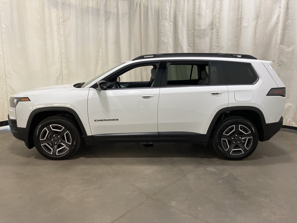 New 2026 Bright White Clear-Coat Exterior Paint Jeep Limited image 18