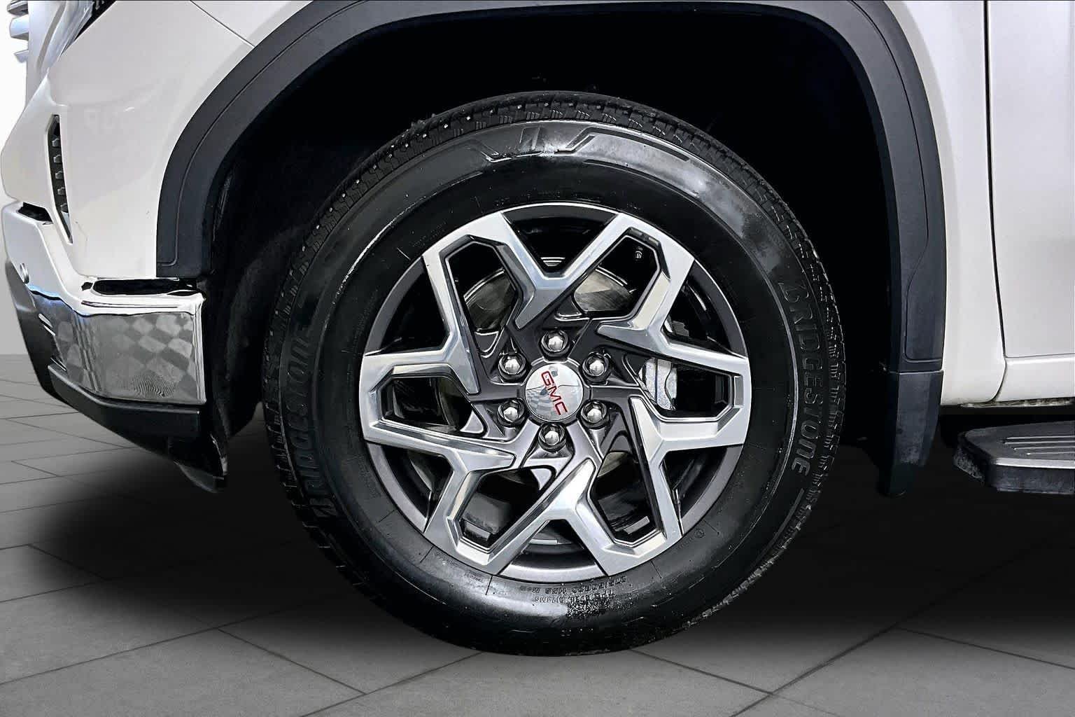 Used 2024 White Frost Tricoat GMC SLT image 10