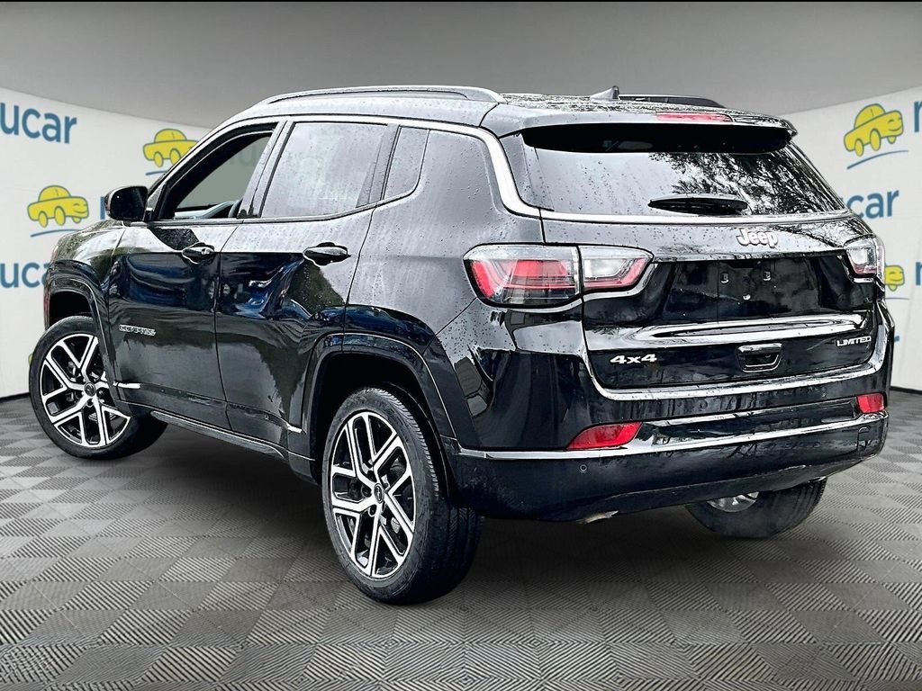 Used 2025 Diamond Black Crystal Pearlcoat Jeep Limited image 4