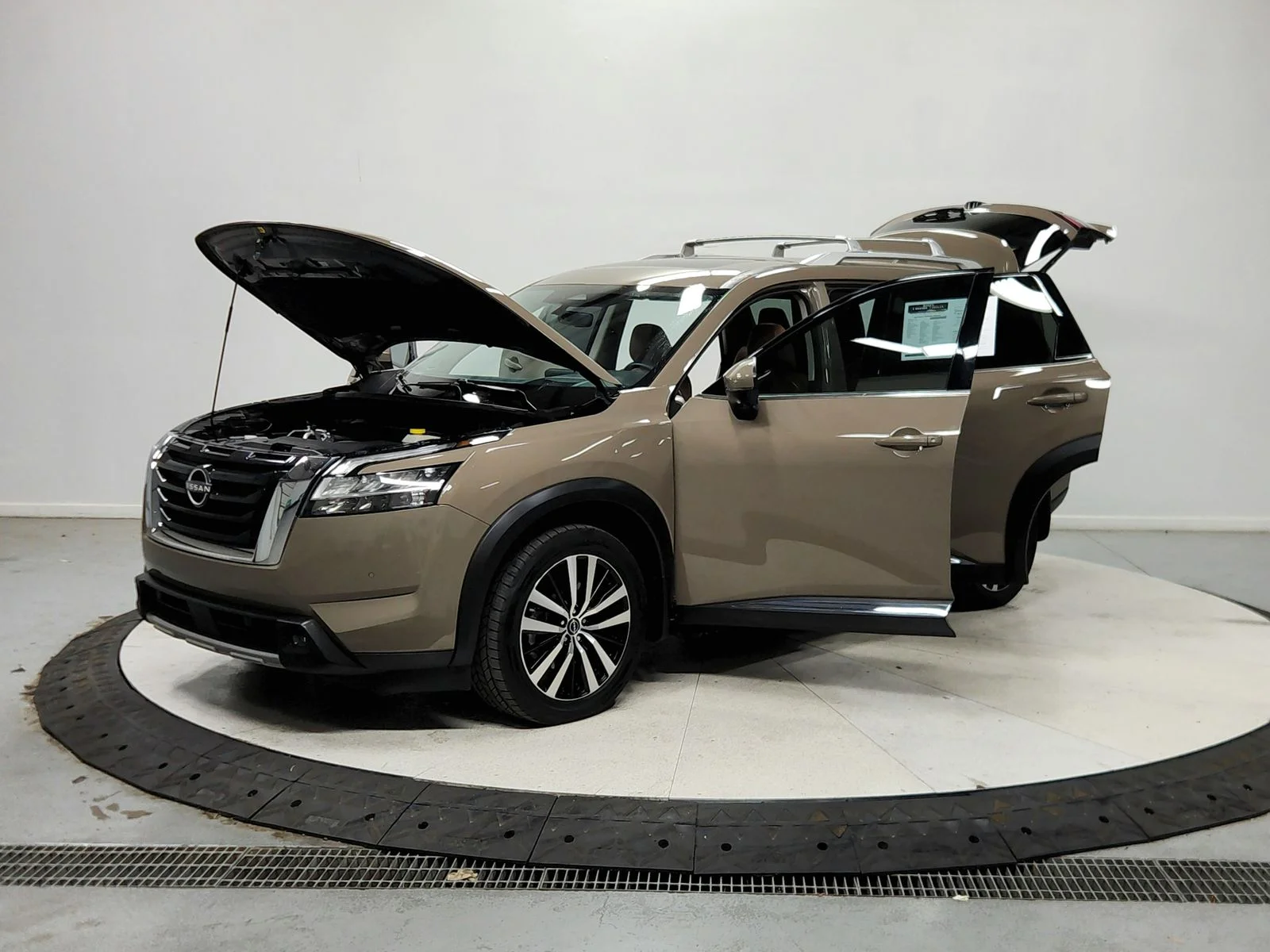Used 2023  Nissan Platinum image 12