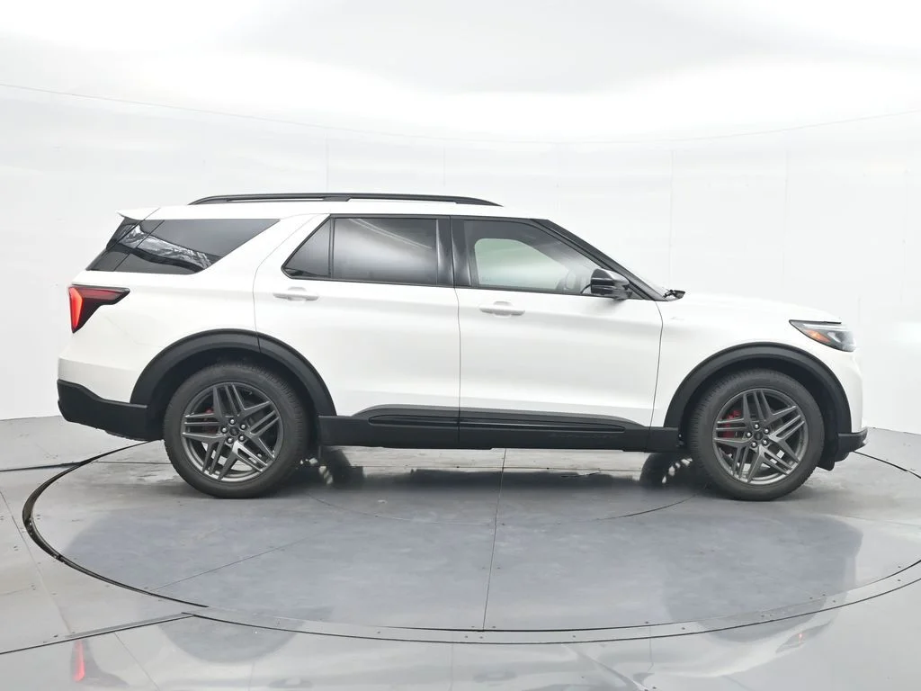 New 2026 Star White Metallic Tri-Coat Ford ST-Line image 6