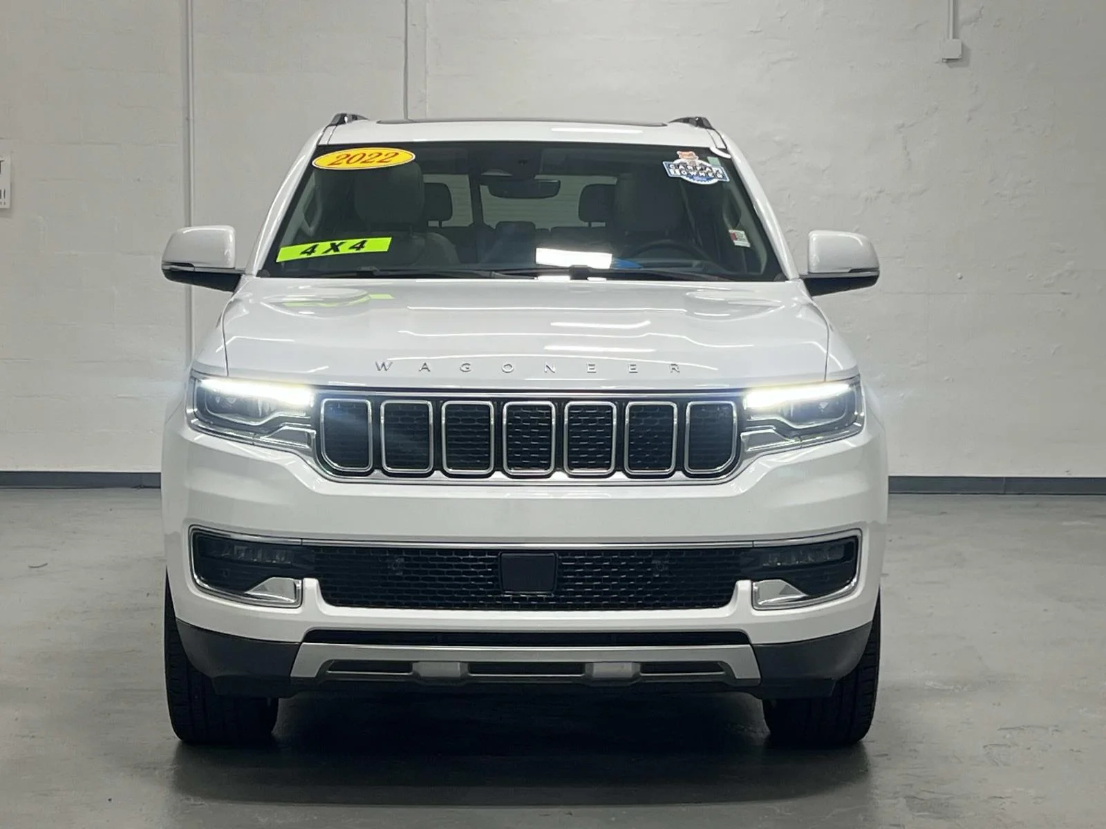 Used 2022 Bright White Clearcoat Jeep Series III 4wd 5.7L V8 1 Owner image 3