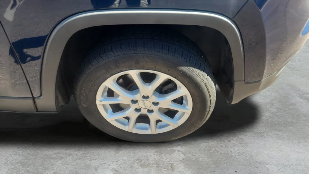 Used 2018 Blue Jeep Latitude Plus image 9