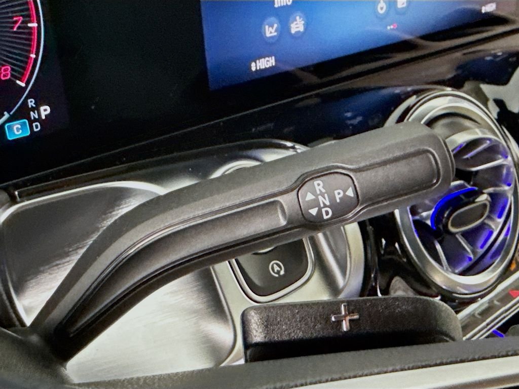 Used 2025 White Mercedes-Benz GLB 250 image 17