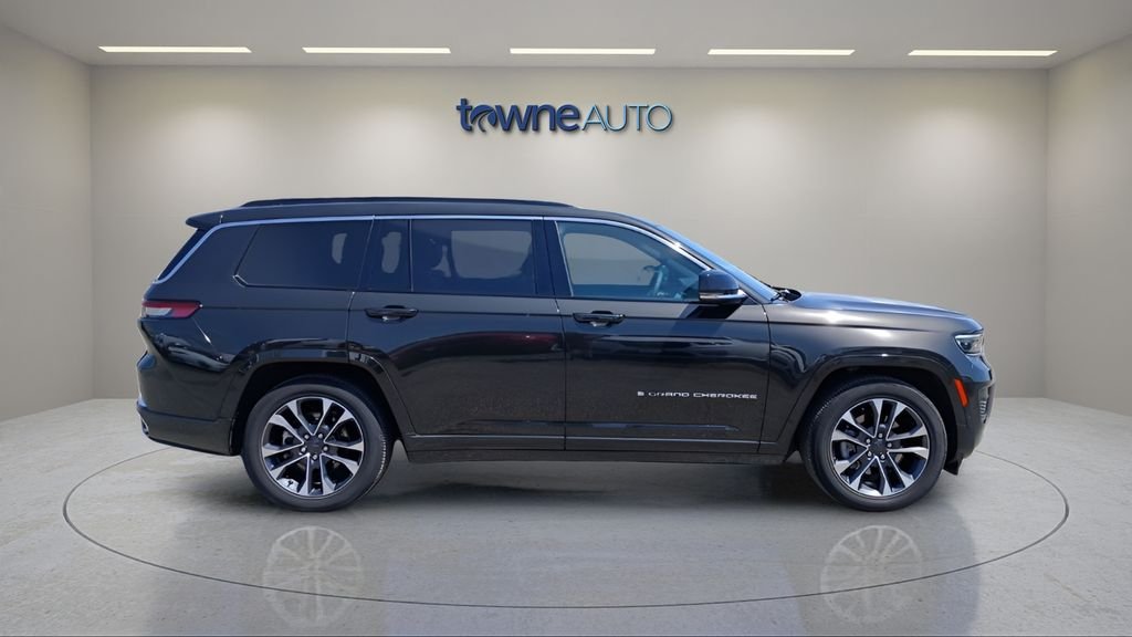 Used 2024 Gray Jeep Overland image 7