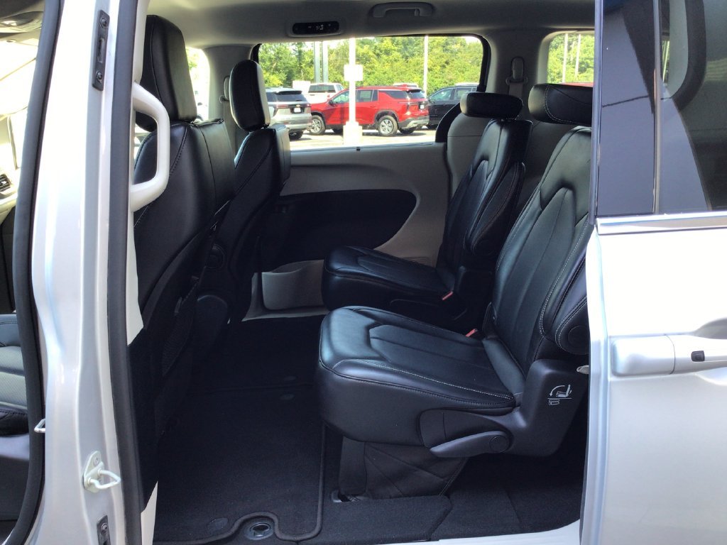 Used 2024 Silver Chrysler Touring L image 31