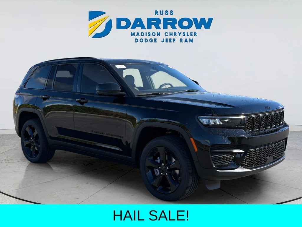New 2025 Diamond Black Crystal Pearl-Coat Exterior Paint Jeep Laredo image 7