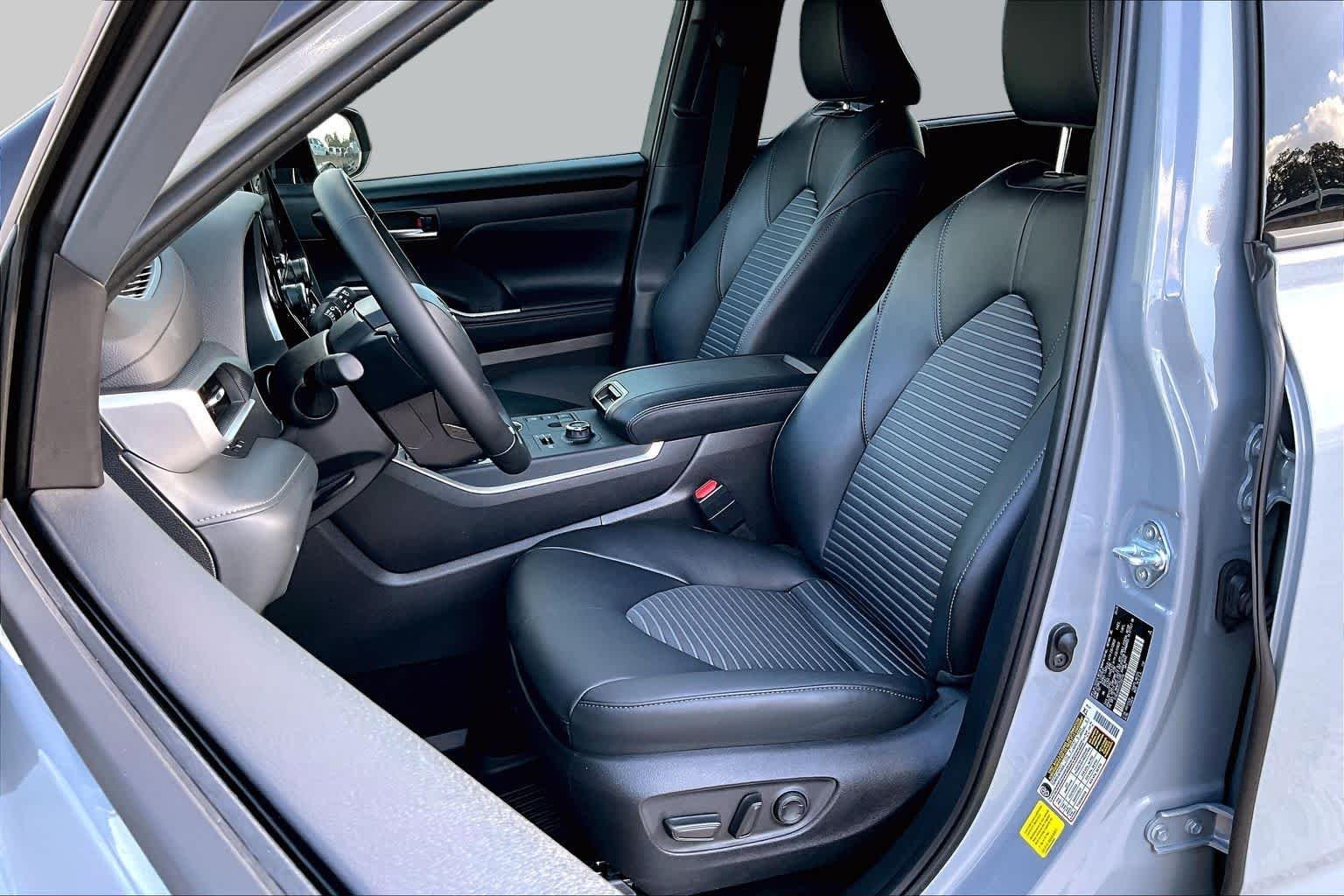 Used 2025 Cement Toyota XSE image 8