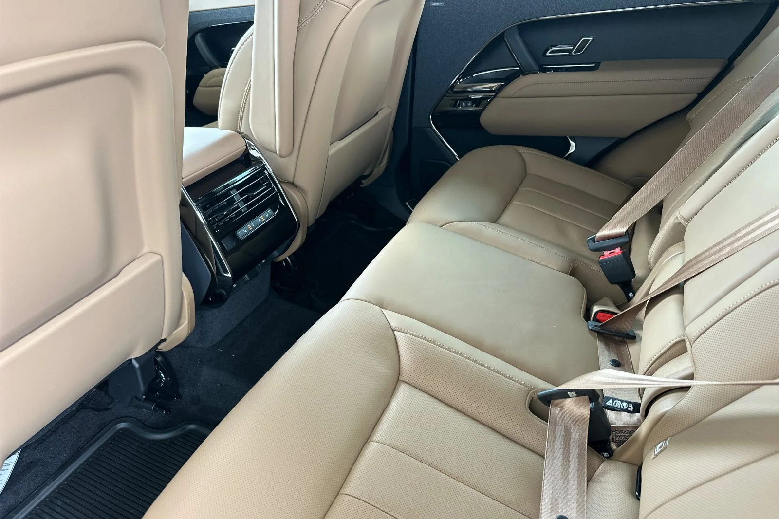 New 2026 Fuji White Land Rover SE image 12