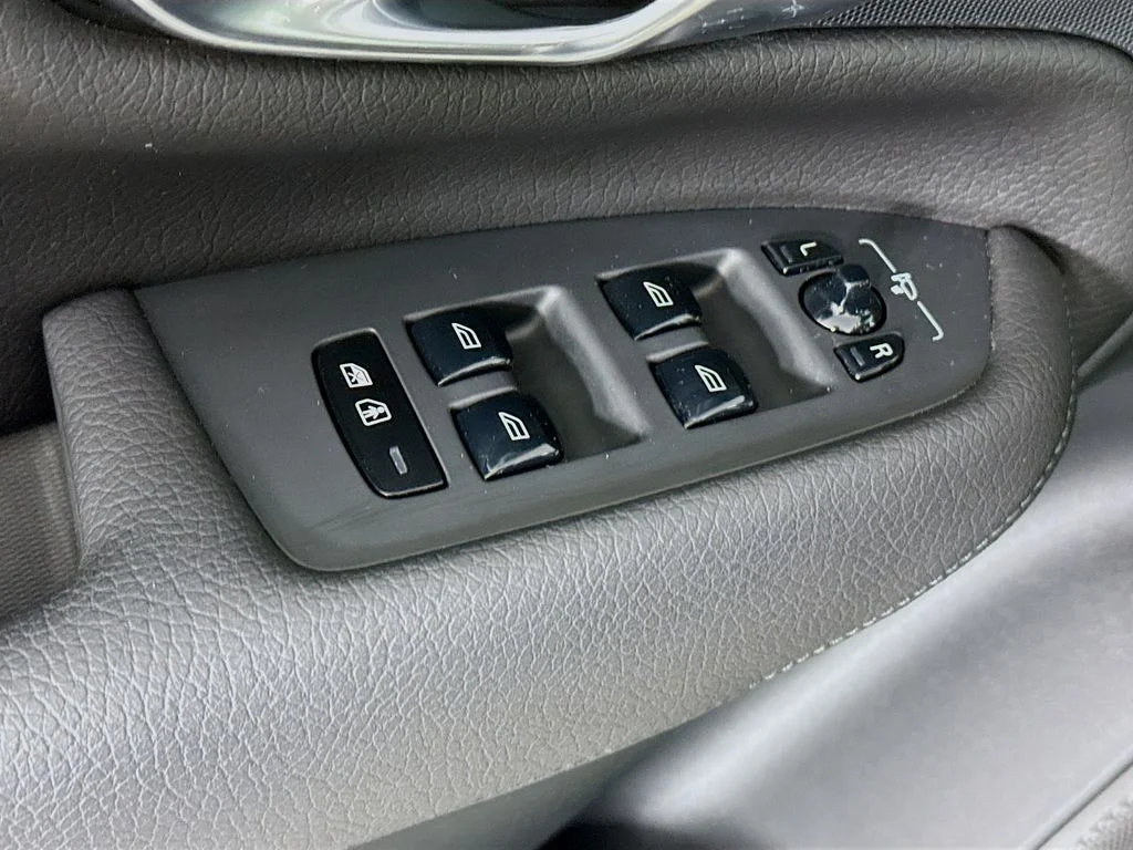 Used 2022 Gray Metallic Volvo T6 Momentum image 17