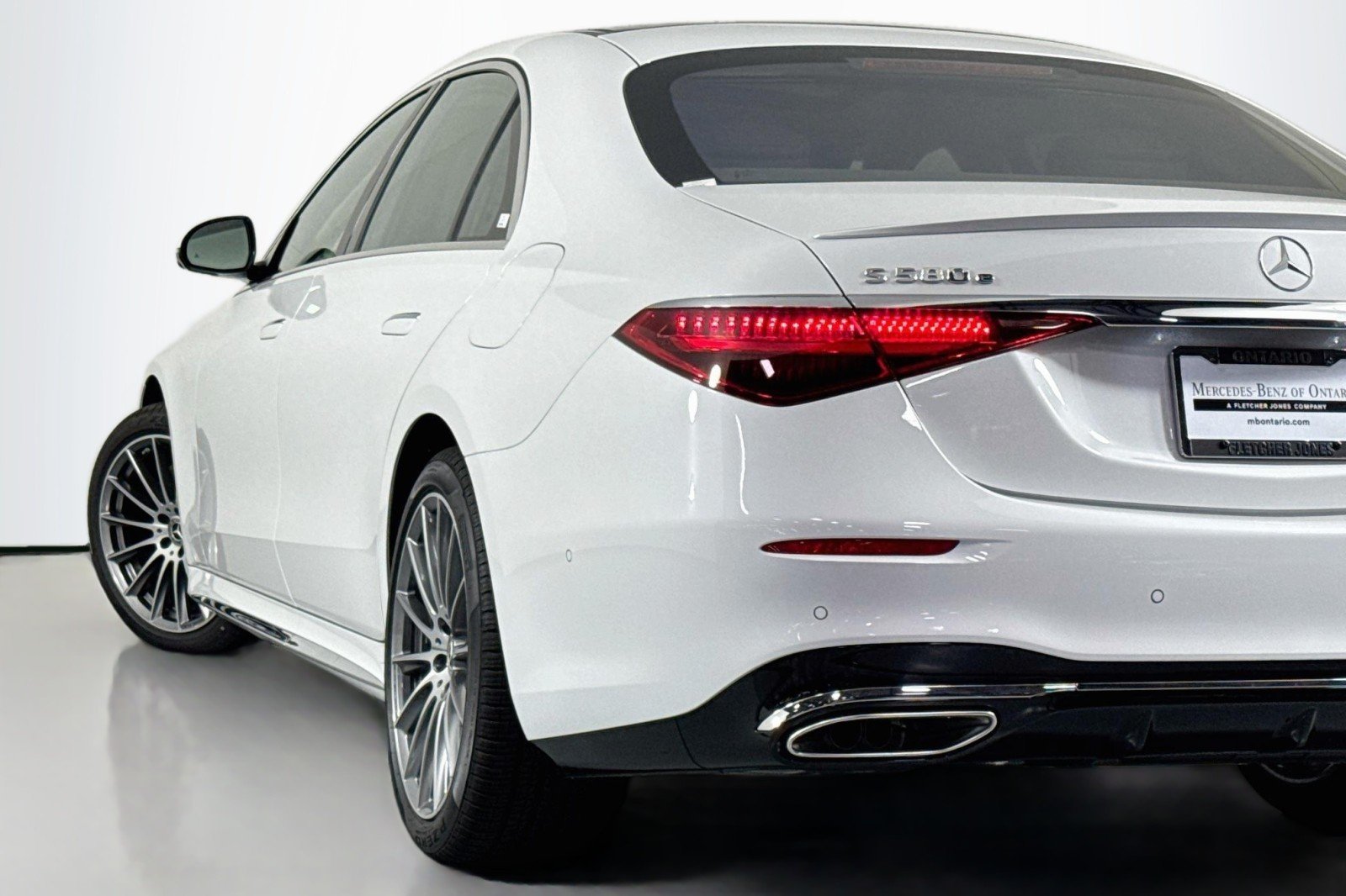 New 2026 MANUFAKTUR Moonlight White Metal Mercedes-Benz S 580e 4MATIC® Sedan image 15