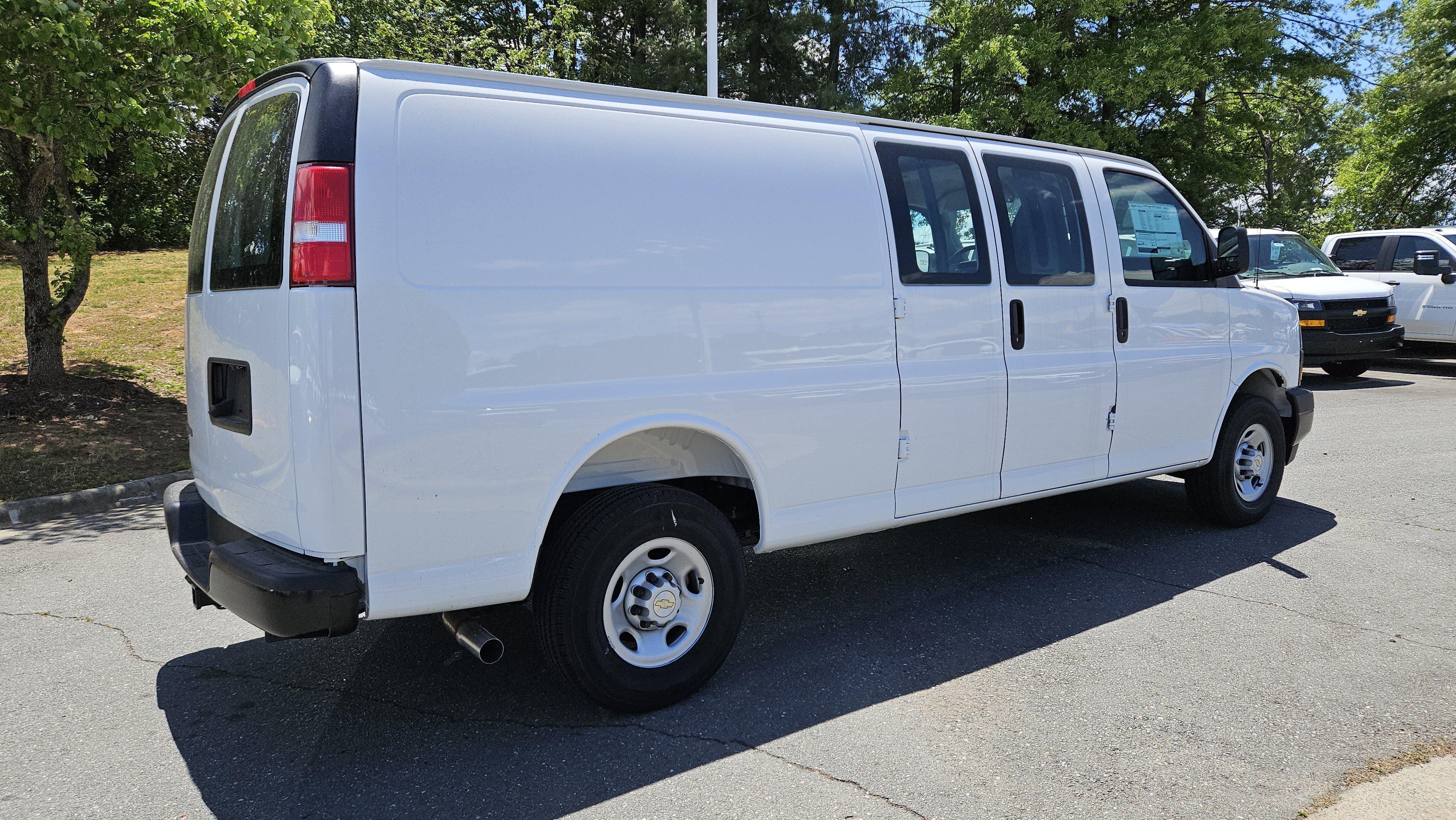 New 2025 Summit White Chevrolet WT image 5