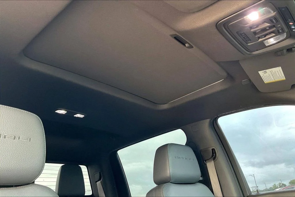 Used 2022 White GMC Denali image 28