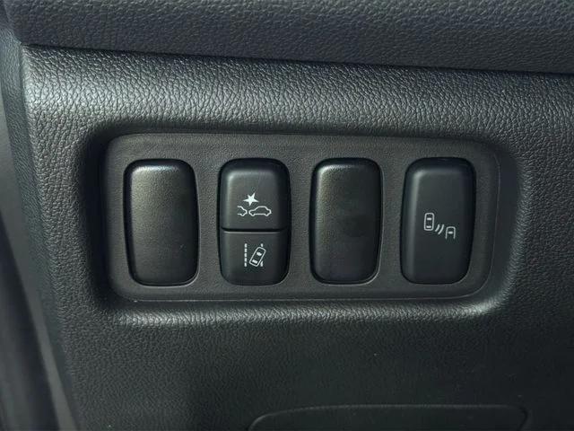 Used 2025 Gray Mitsubishi 2.0 SE image 31