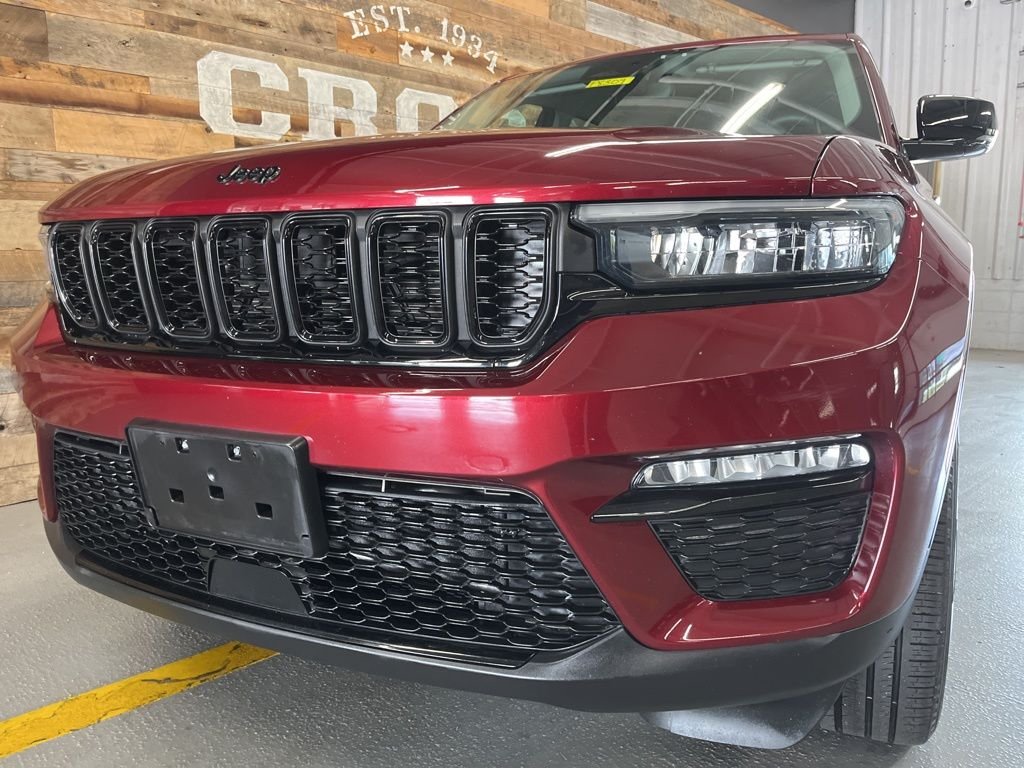 Used 2023 Velvet Jeep Limited image 8