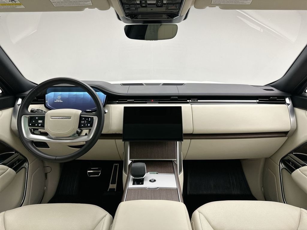 Used 2025  Land Rover SE image 20