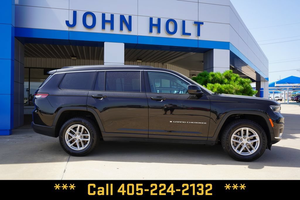 Used 2023  Jeep Laredo image 10