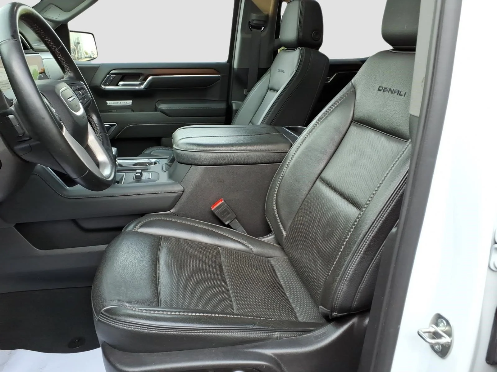 Used 2024 White Frost Tricoat G1w GMC Denali image 12