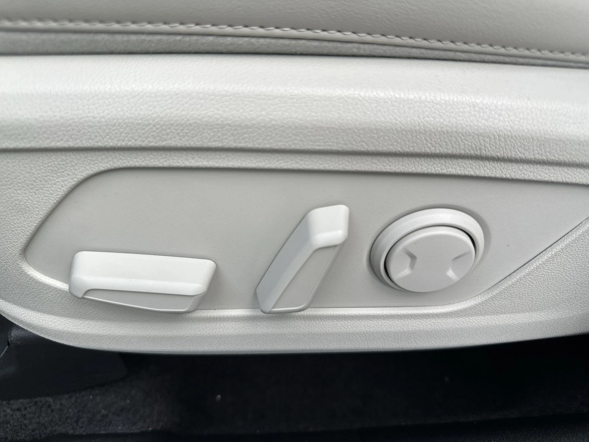 New 2026 Wolf Gray Kia S image 16