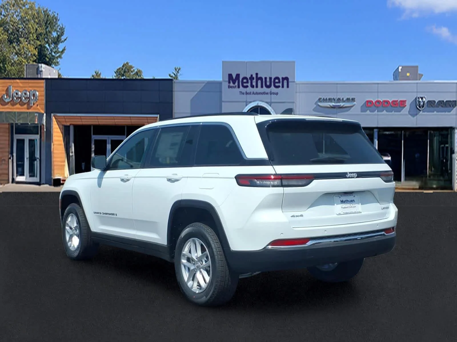 New 2026 Bright White Clear-Coat Exterior Paint Jeep Laredo X image 4