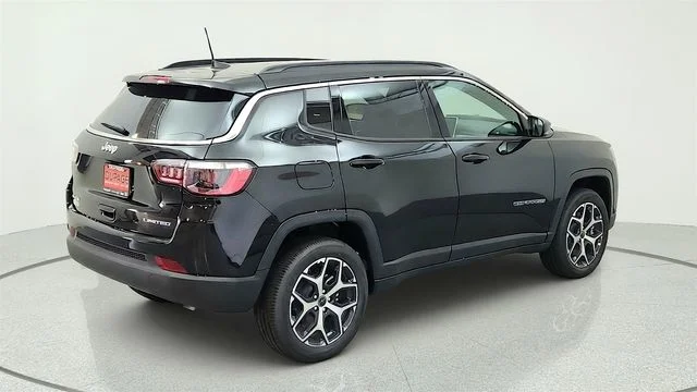 New 2026 Diamond Black Crystal Pearl-Coat Exterior Paint Jeep Limited image 13