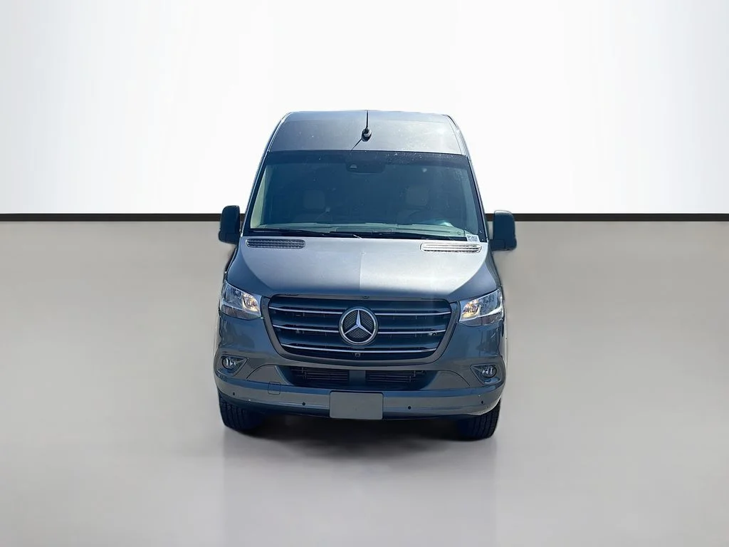 Used 2022  Mercedes-Benz Cargo 144 WB image 8